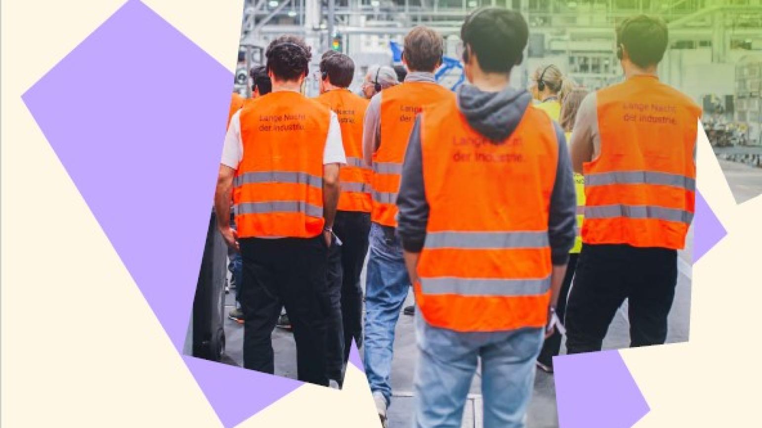 Menschen in Schutzwesten in einer Werkshalle