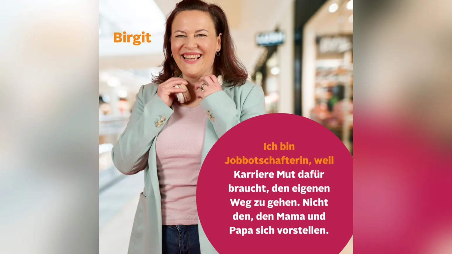Birgit lächelt in die Kamera. Unten rechts ihr Zitat zur Arbeit als Jobbotschafterin