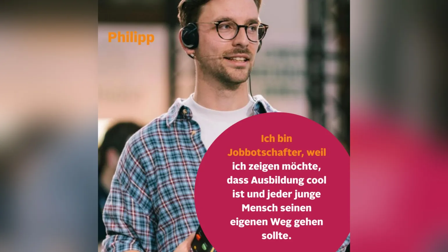 Philipp lächelt in die Kamera. Unten rechts sein Zitat zu seiner Arbeit als Jobbotschafter
