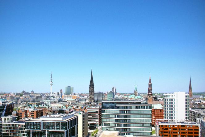 Ein Panorama-Blick über die Dächer der Hamburger Innenstadt. Blauer Himmel.
