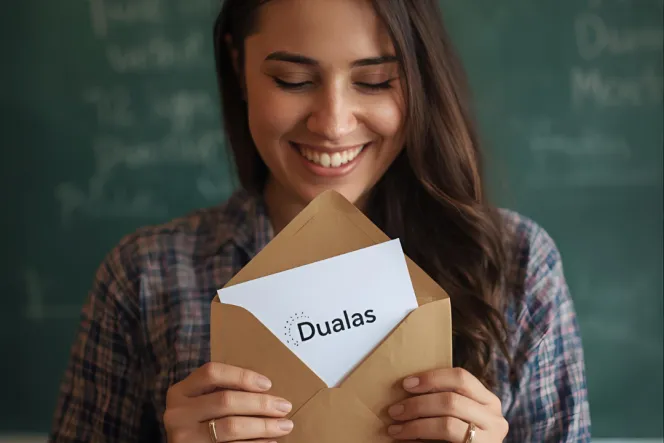 Lehrperson erhält DuaLaS-Newsletter