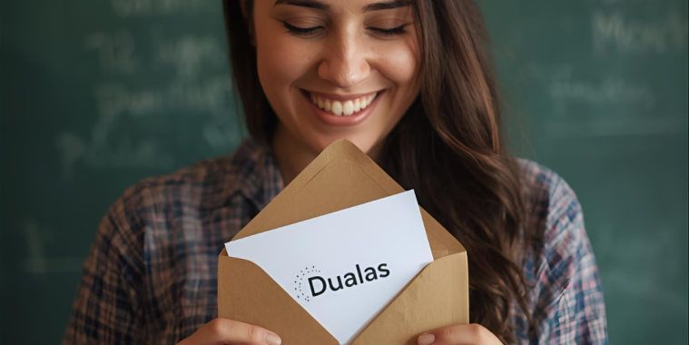 Lehrperson erhält DuaLaS-Newsletter