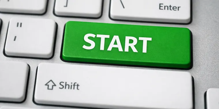 Ausschnitt einer Computertastatur mit grüner START Taste