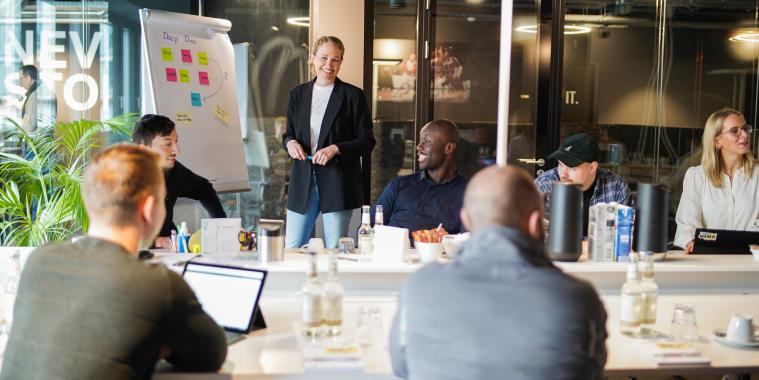 Meeting im Konferenzraum mit Flipchart