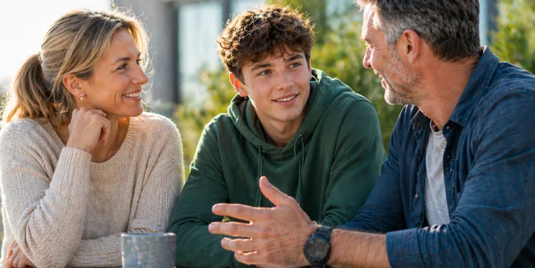 Eltern mit Sohn im Gespräch
