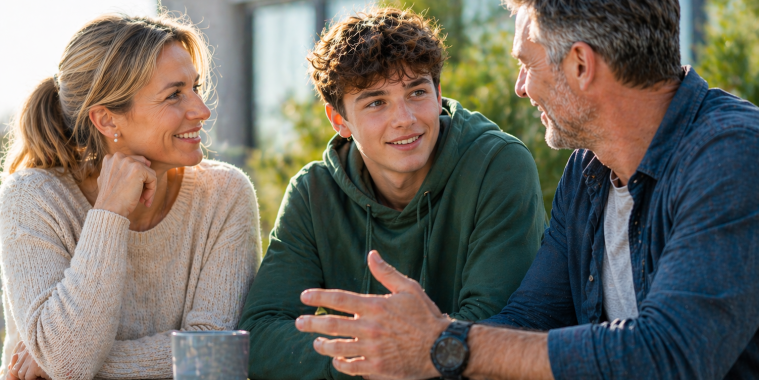 Eltern mit Sohn im Gespräch