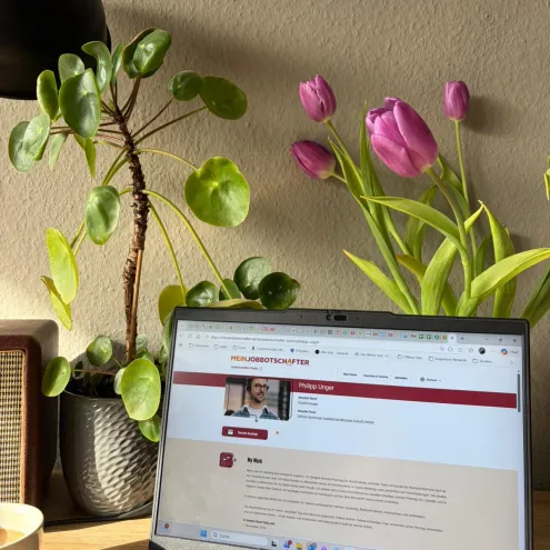 Ein Notebook mit Blumen im Hintergrund